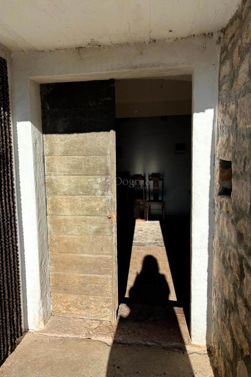 KANFANAR – kamnita hiša s čudovitim sončnim vrtom