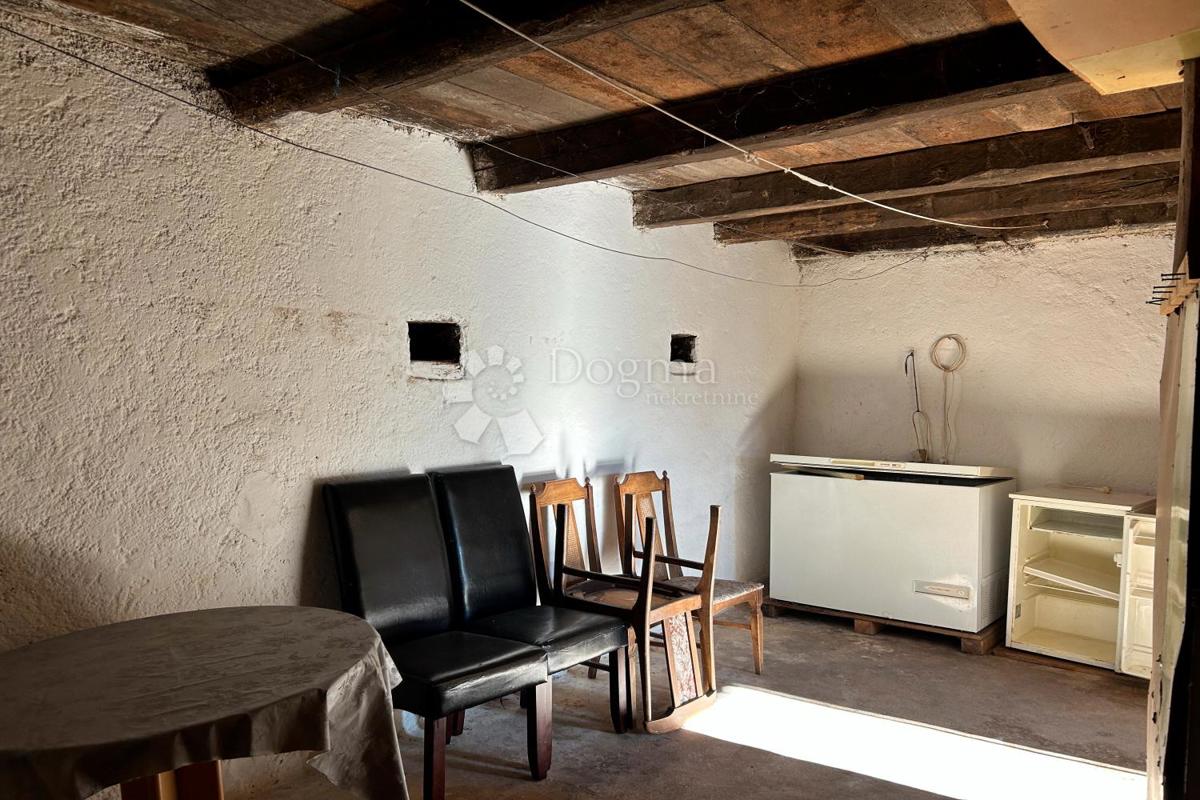 KANFANAR – kamnita hiša s čudovitim sončnim vrtom