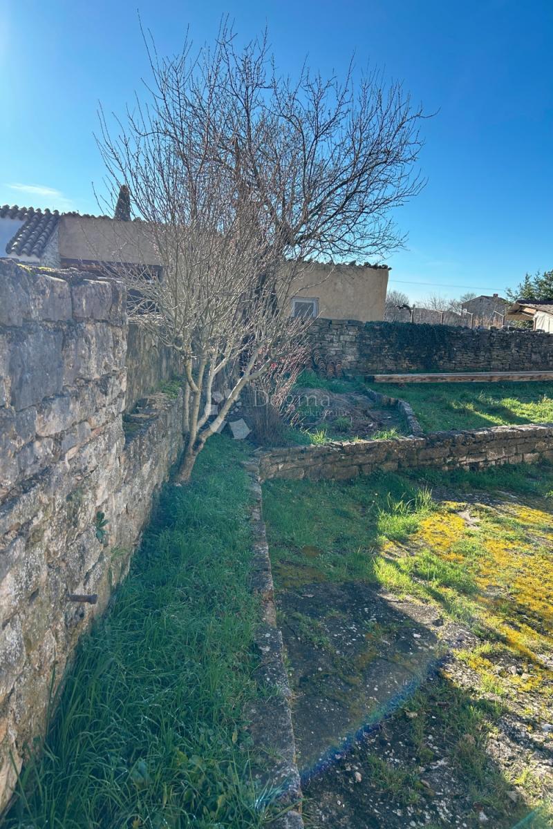 KANFANAR – kamnita hiša s čudovitim sončnim vrtom