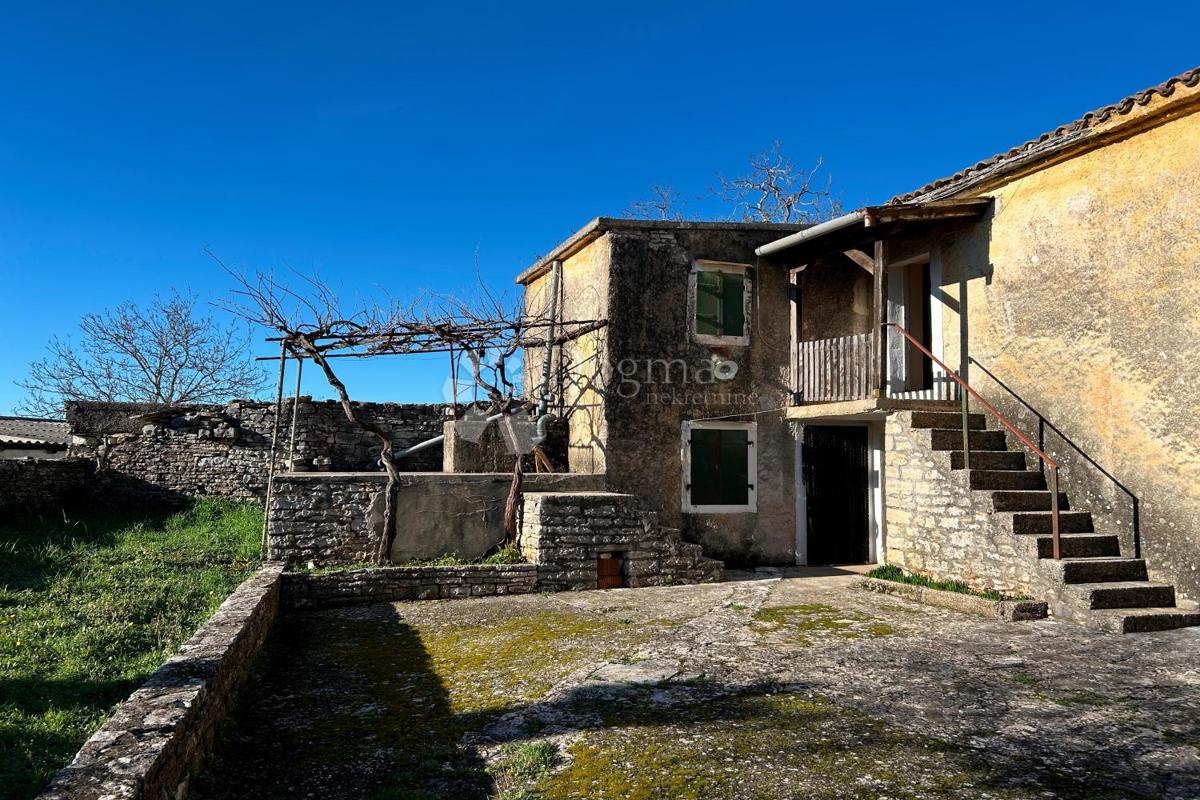 KANFANAR – kamnita hiša s čudovitim sončnim vrtom