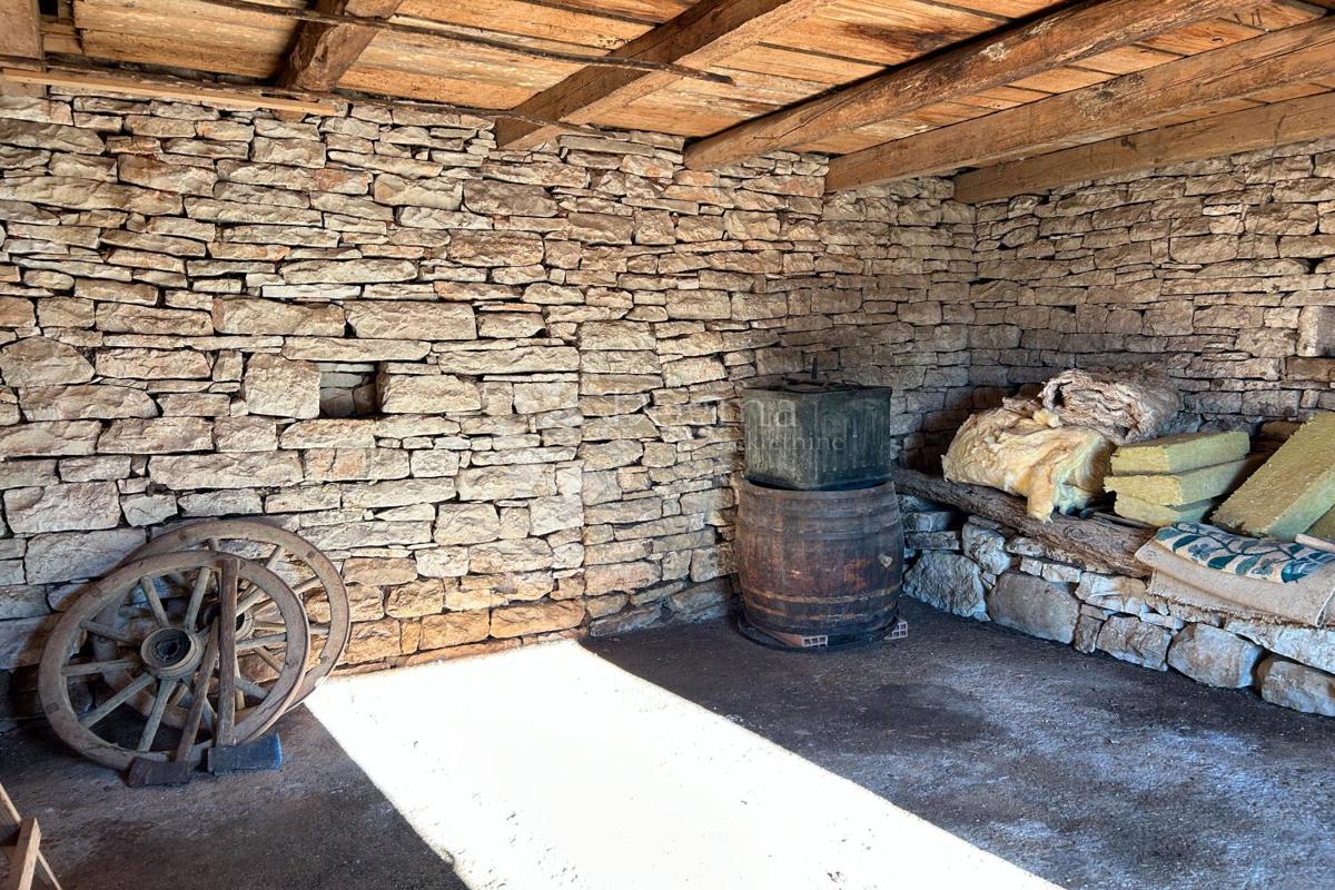 KANFANAR – kamnita hiša s čudovitim sončnim vrtom