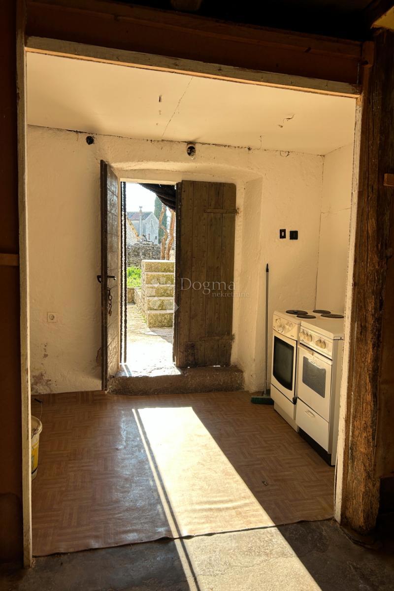 KANFANAR – kamnita hiša s čudovitim sončnim vrtom