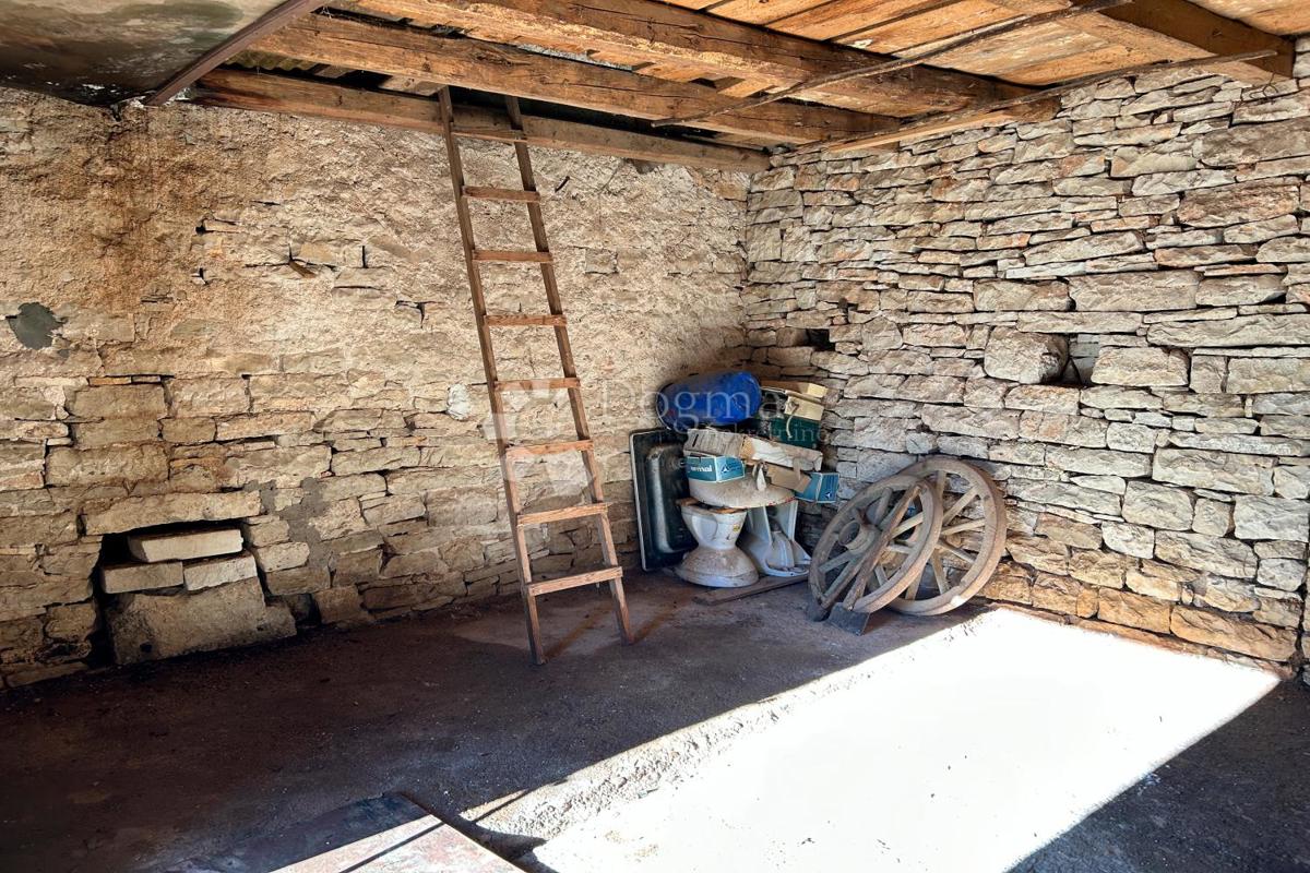 KANFANAR – kamnita hiša s čudovitim sončnim vrtom