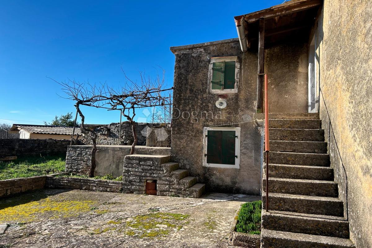 KANFANAR – kamnita hiša s čudovitim sončnim vrtom