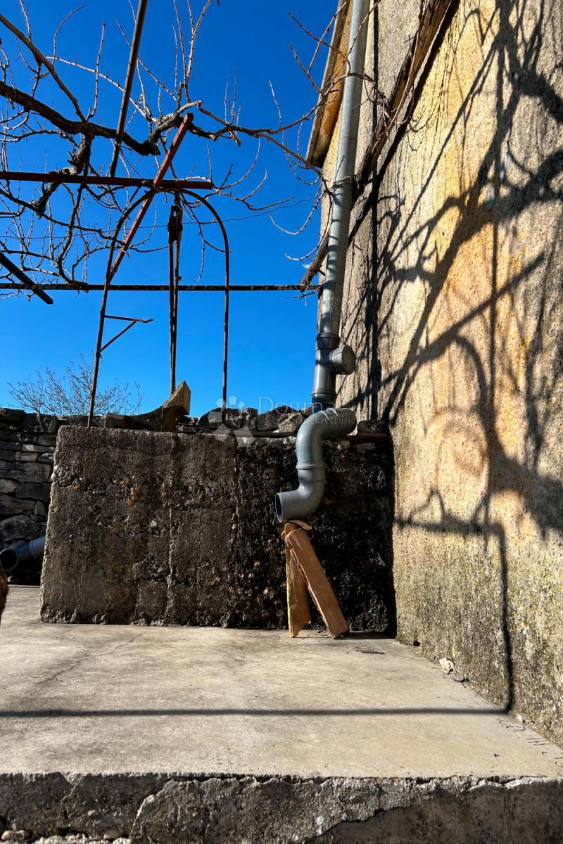 KANFANAR – kamnita hiša s čudovitim sončnim vrtom