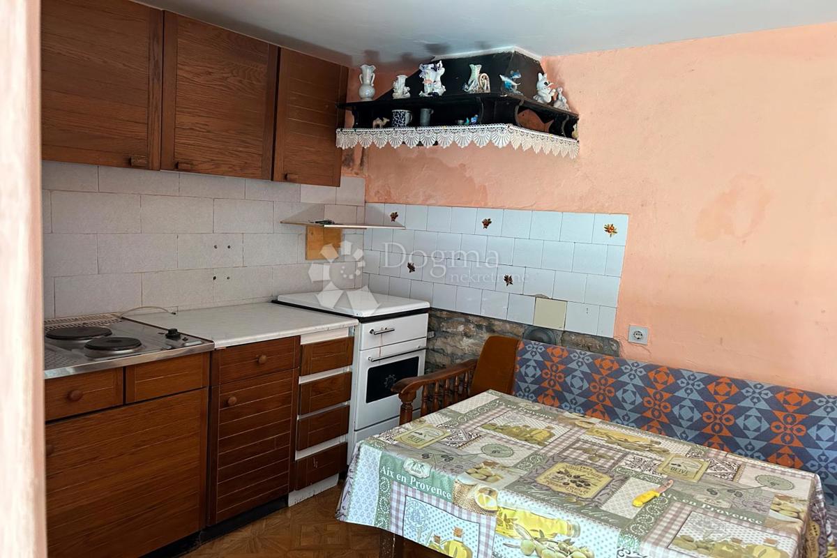 KANFANAR – kamnita hiša s čudovitim sončnim vrtom