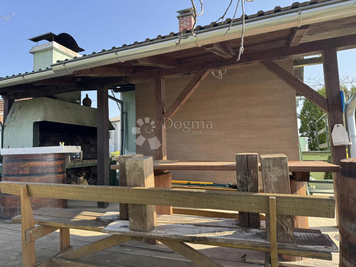 Hiša Kobasičari, Kapela, 124m2