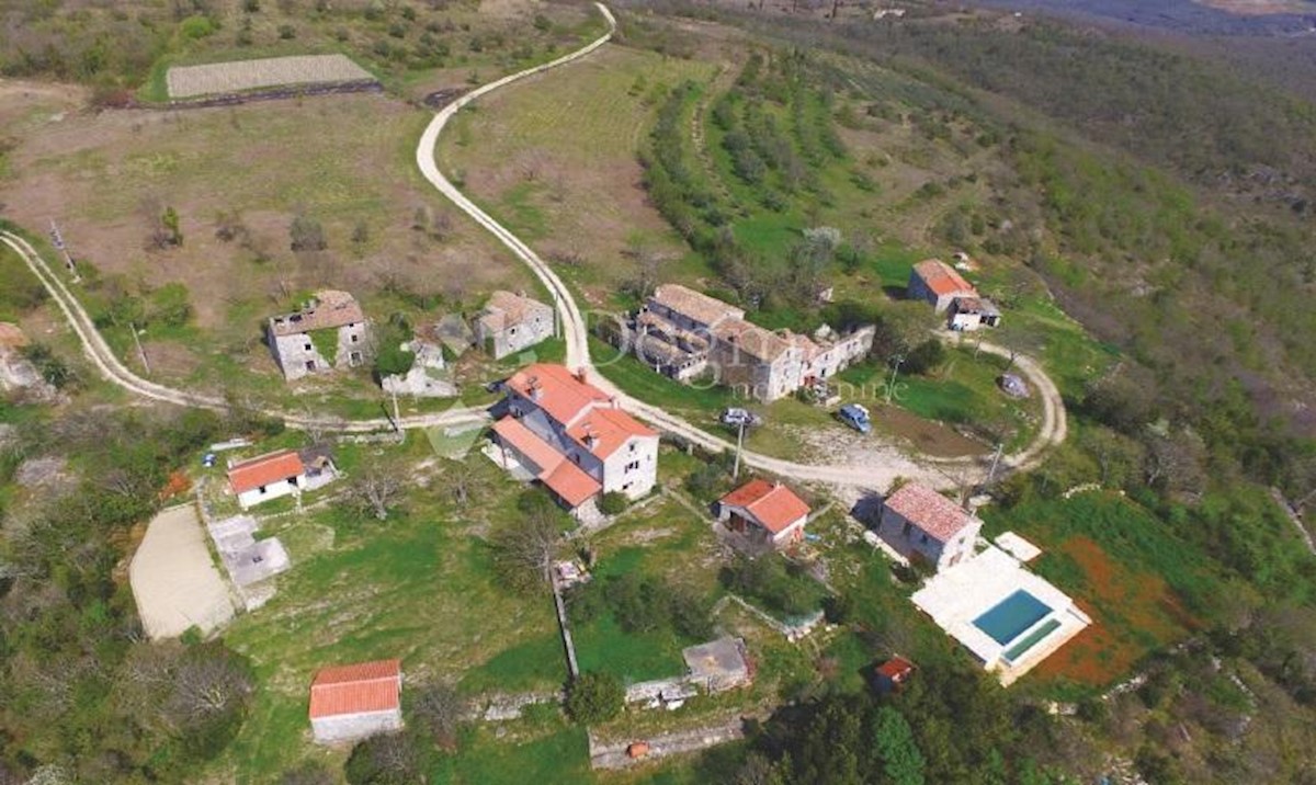 UNIKATNA NEPREMIČNINA V POPOLNI ZASEBNOSTI NA ODLIČNI LOKACIJI