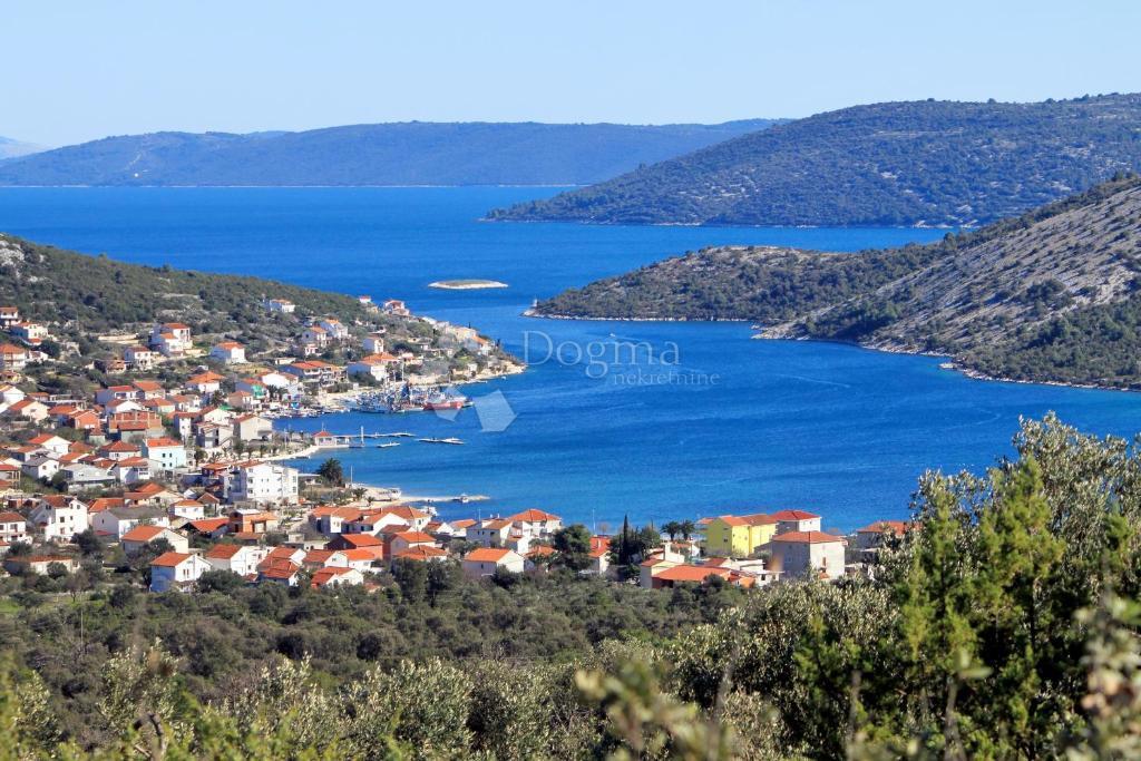 Zemljišče Vinišće, Marina, 395m2