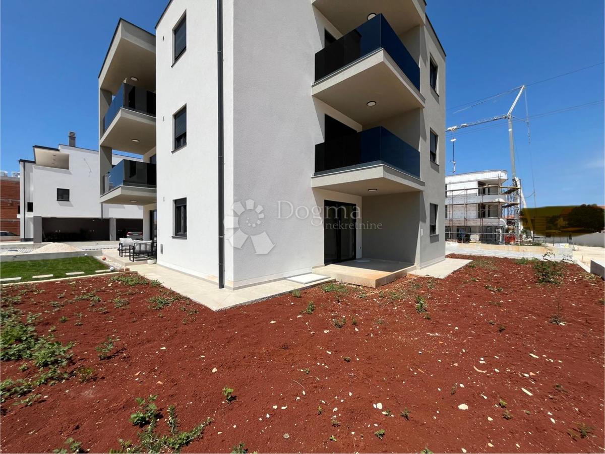 MODERNO APARTMA Z VRTOM, OKOLICA UMAGA