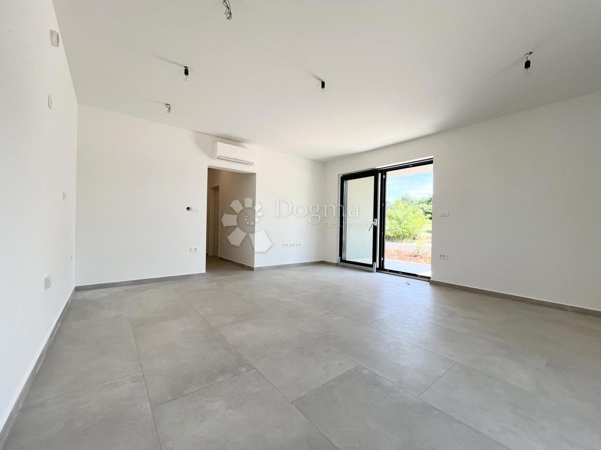 MODERNO APARTMA Z VRTOM, OKOLICA UMAGA