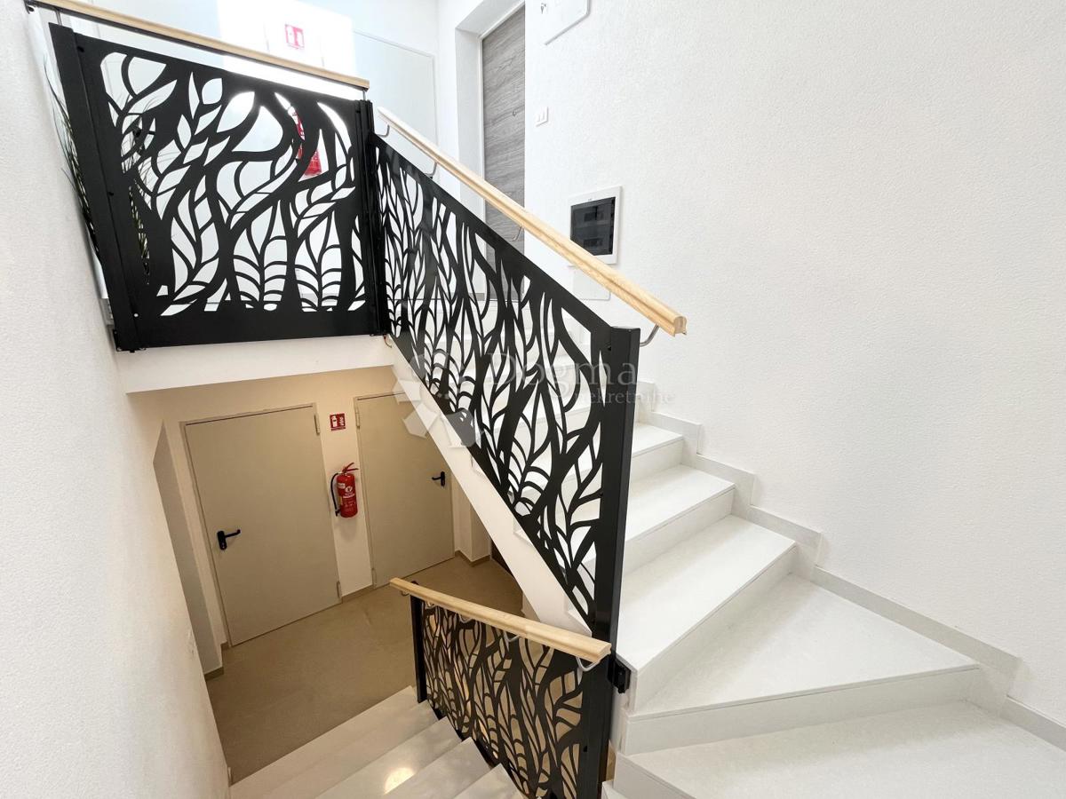 MODERNO APARTMA Z VRTOM, OKOLICA UMAGA