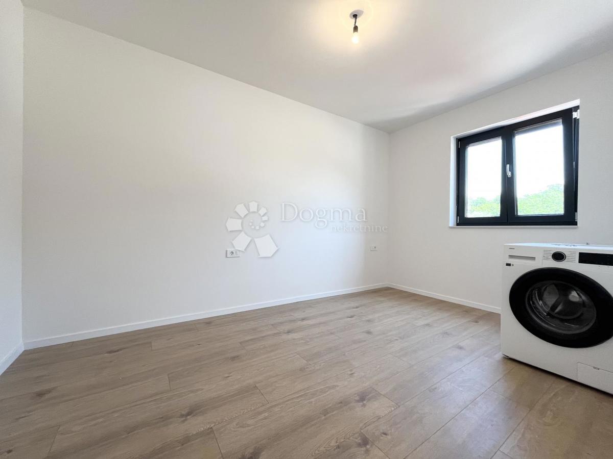 MODERNO APARTMA Z VRTOM, OKOLICA UMAGA