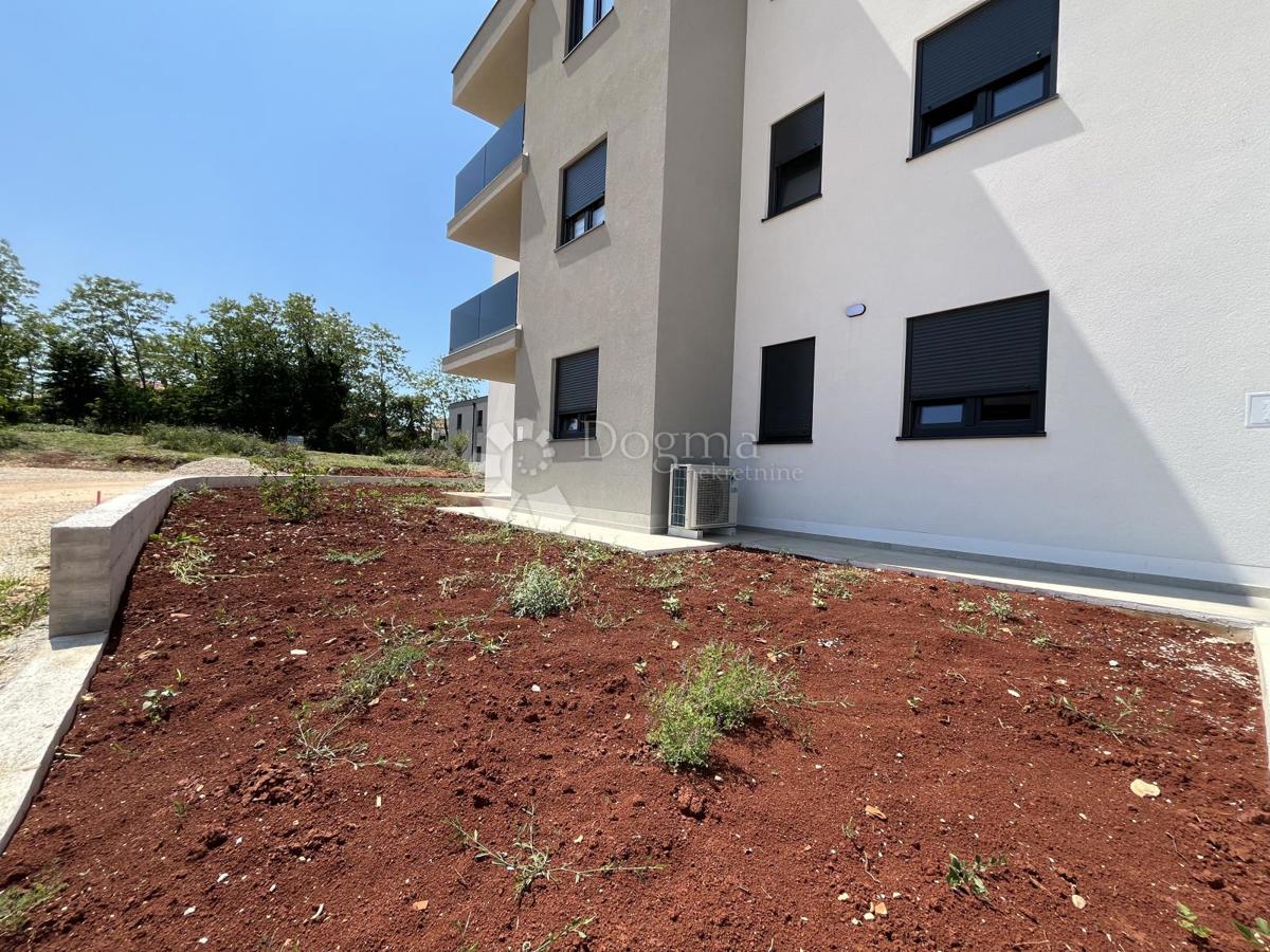 MODERNO APARTMA Z VRTOM, OKOLICA UMAGA