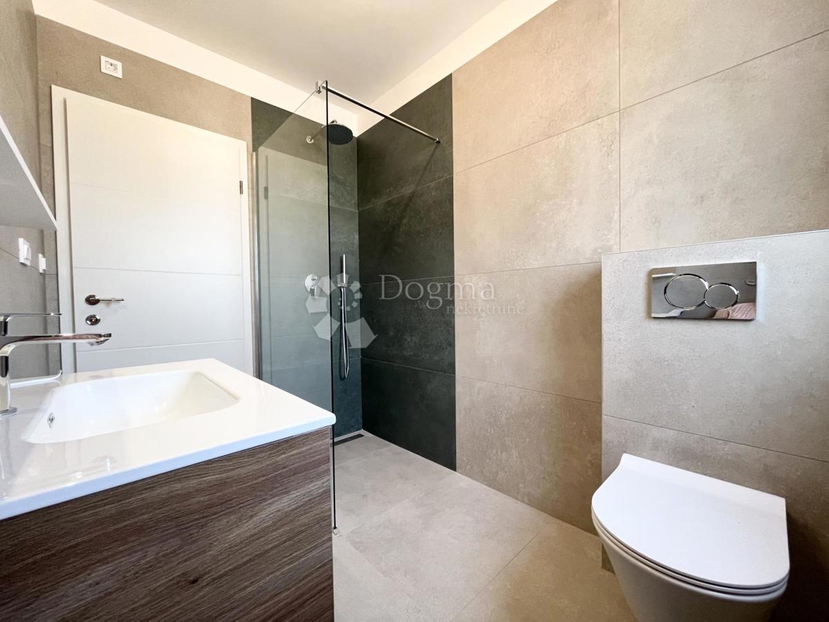 MODERNO APARTMA Z VRTOM, OKOLICA UMAGA