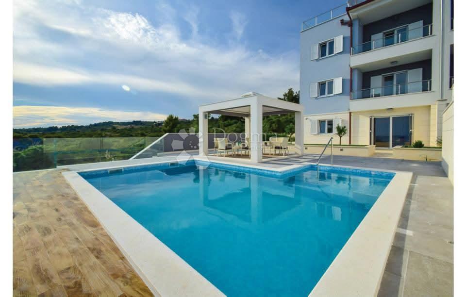Hiša Rogoznica, 800m2