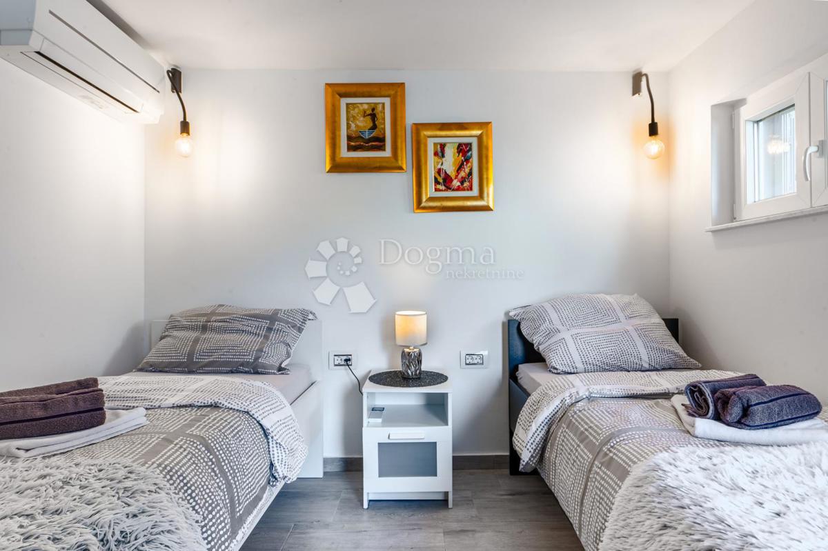 Vila z bazenom na Krku - počitnice in naložba!