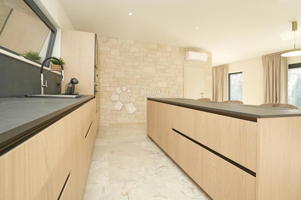 MODERNA HIŠA V GRADNJI