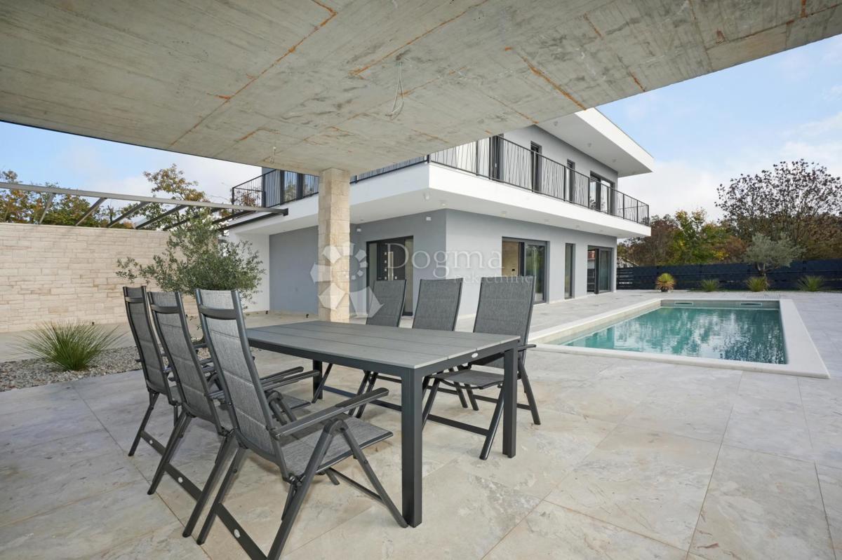 MODERNA HIŠA V GRADNJI