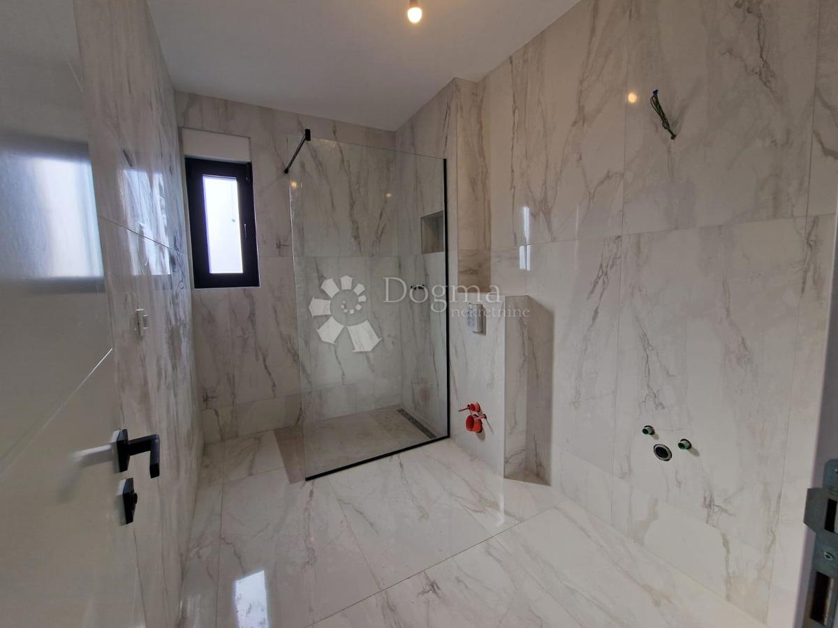 Stanovanje Okrug Gornji, Okrug, 93,20m2