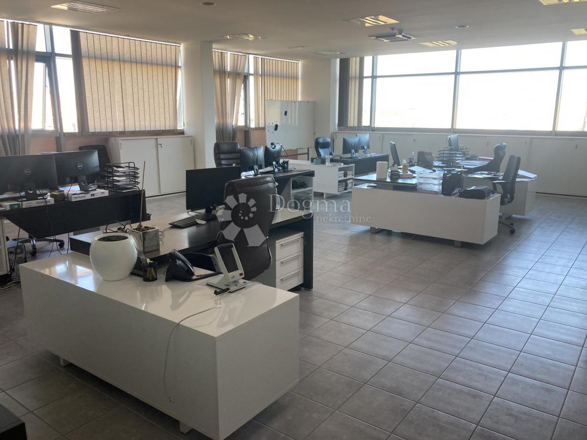 PRODAJAMO - INDUSTRIJSKA HALA Z VELIKO PISARNO - OKOLICA ŠIBENIKA, 3.380m2