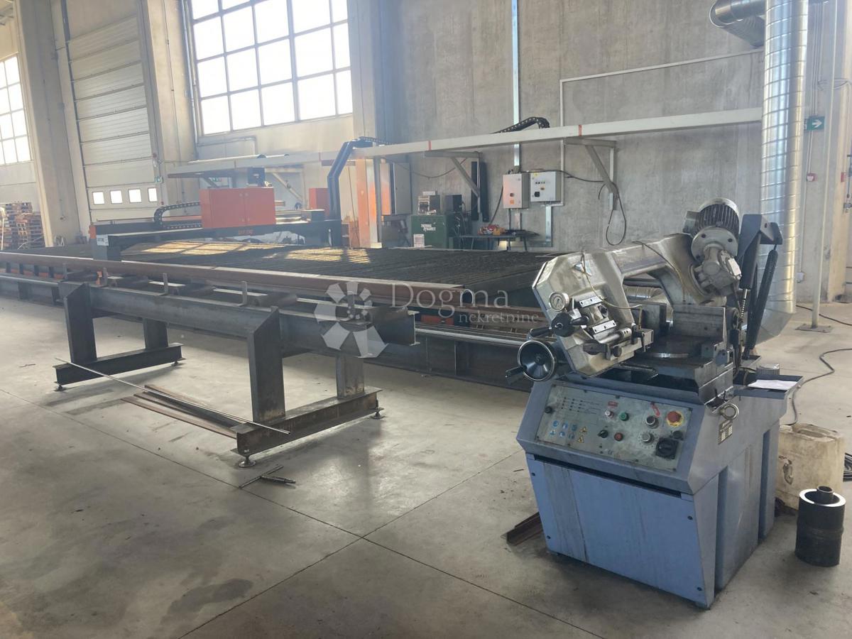 PRODAJAMO - INDUSTRIJSKA HALA Z VELIKO PISARNO - OKOLICA ŠIBENIKA, 3.380m2