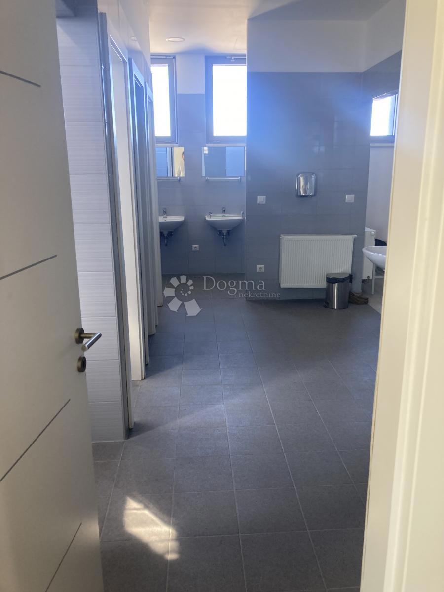 PRODAJAMO - INDUSTRIJSKA HALA Z VELIKO PISARNO - OKOLICA ŠIBENIKA, 3.380m2