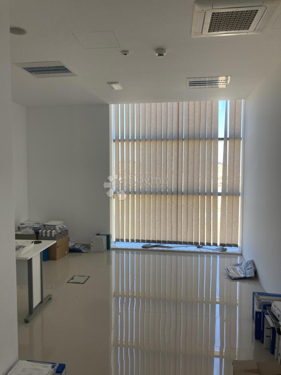 PRODAJAMO - INDUSTRIJSKA HALA Z VELIKO PISARNO - OKOLICA ŠIBENIKA, 3.380m2