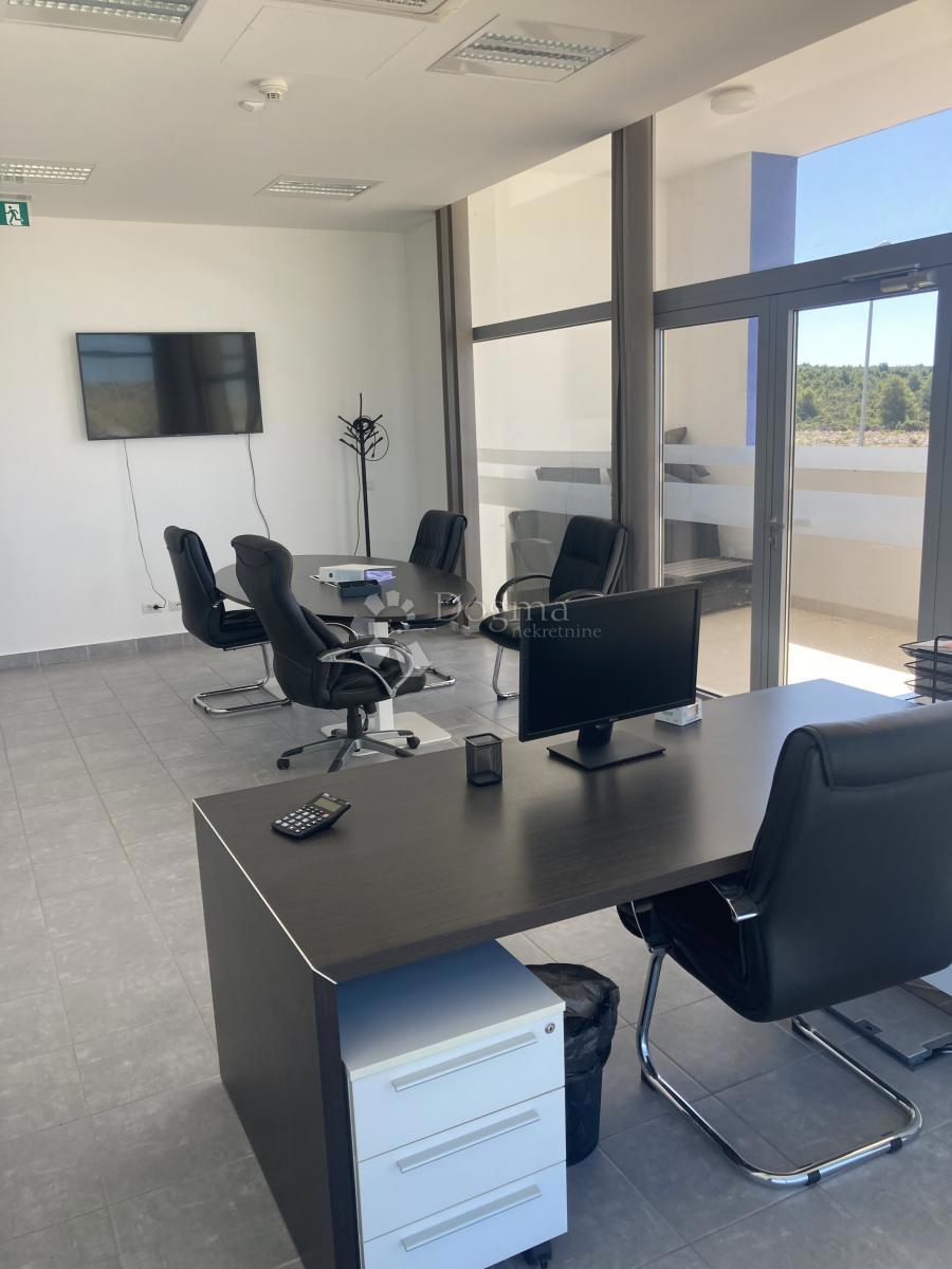 PRODAJAMO - INDUSTRIJSKA HALA Z VELIKO PISARNO - OKOLICA ŠIBENIKA, 3.380m2
