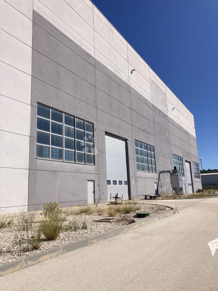 PRODAJAMO - INDUSTRIJSKA HALA Z VELIKO PISARNO - OKOLICA ŠIBENIKA, 3.380m2