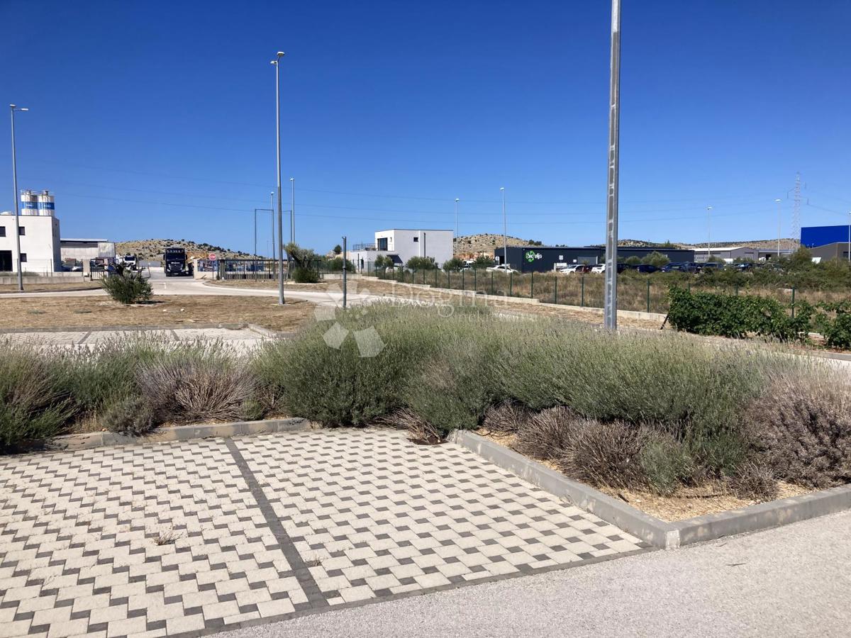 PRODAJAMO - INDUSTRIJSKA HALA Z VELIKO PISARNO - OKOLICA ŠIBENIKA, 3.380m2