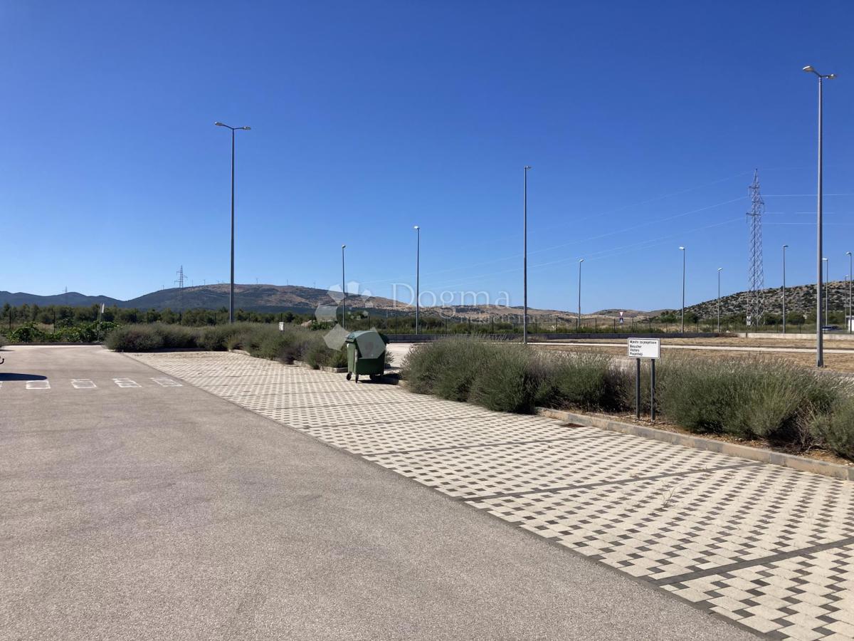 PRODAJAMO - INDUSTRIJSKA HALA Z VELIKO PISARNO - OKOLICA ŠIBENIKA, 3.380m2