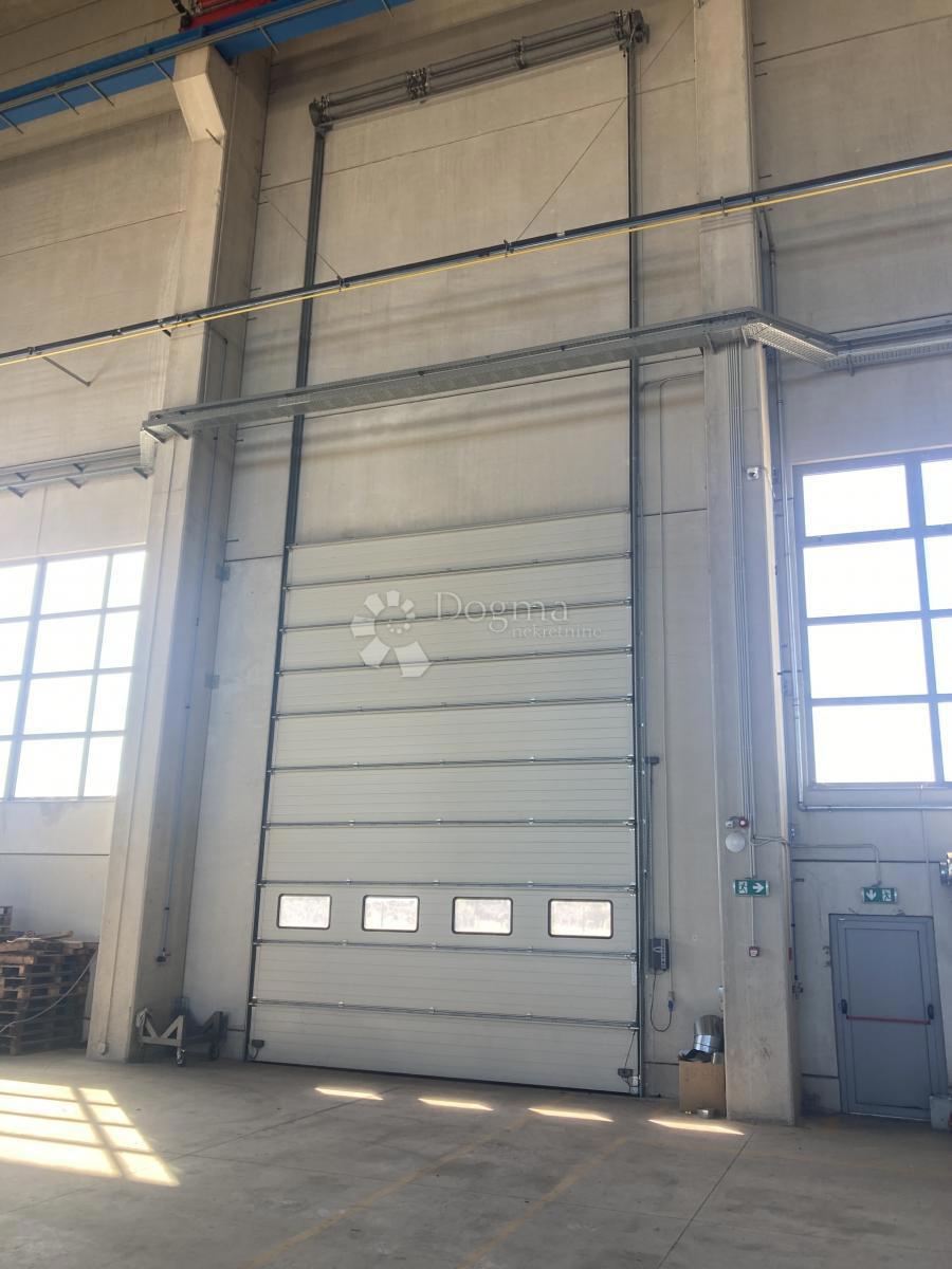 PRODAJAMO - INDUSTRIJSKA HALA Z VELIKO PISARNO - OKOLICA ŠIBENIKA, 3.380m2