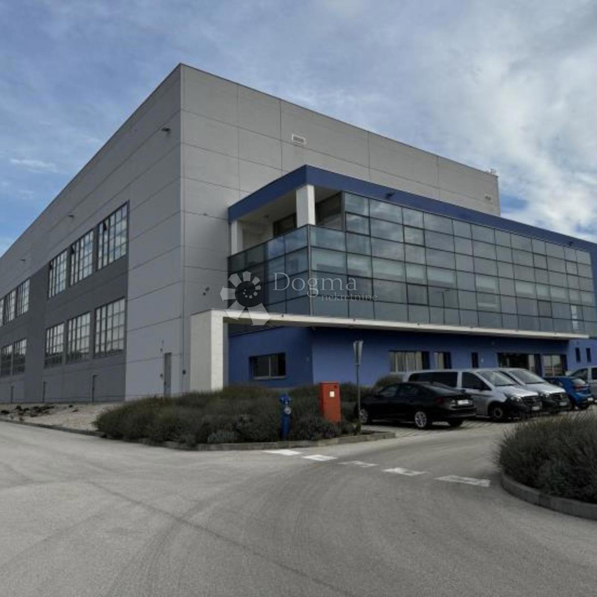 PRODAJAMO - INDUSTRIJSKA HALA Z VELIKO PISARNO - OKOLICA ŠIBENIKA, 3.380m2