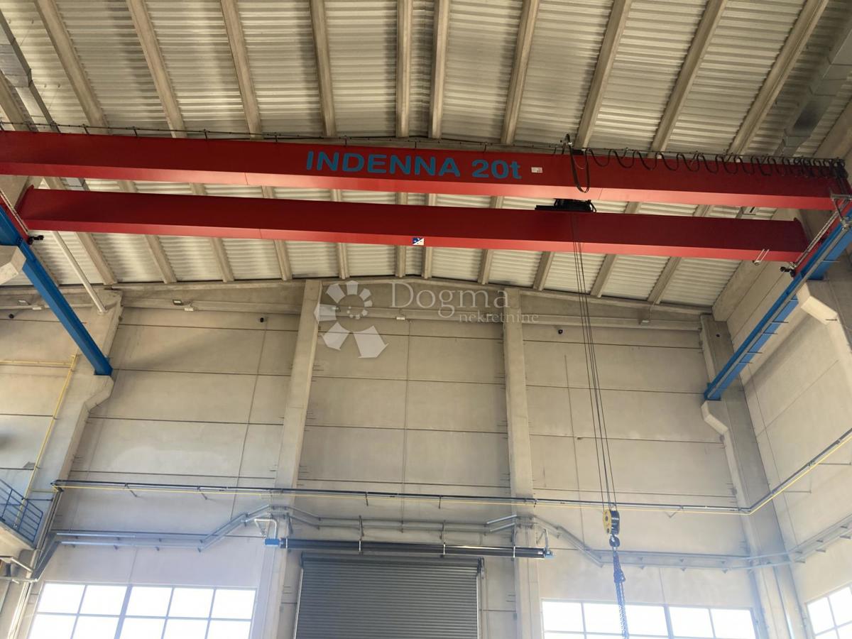 PRODAJAMO - INDUSTRIJSKA HALA Z VELIKO PISARNO - OKOLICA ŠIBENIKA, 3.380m2