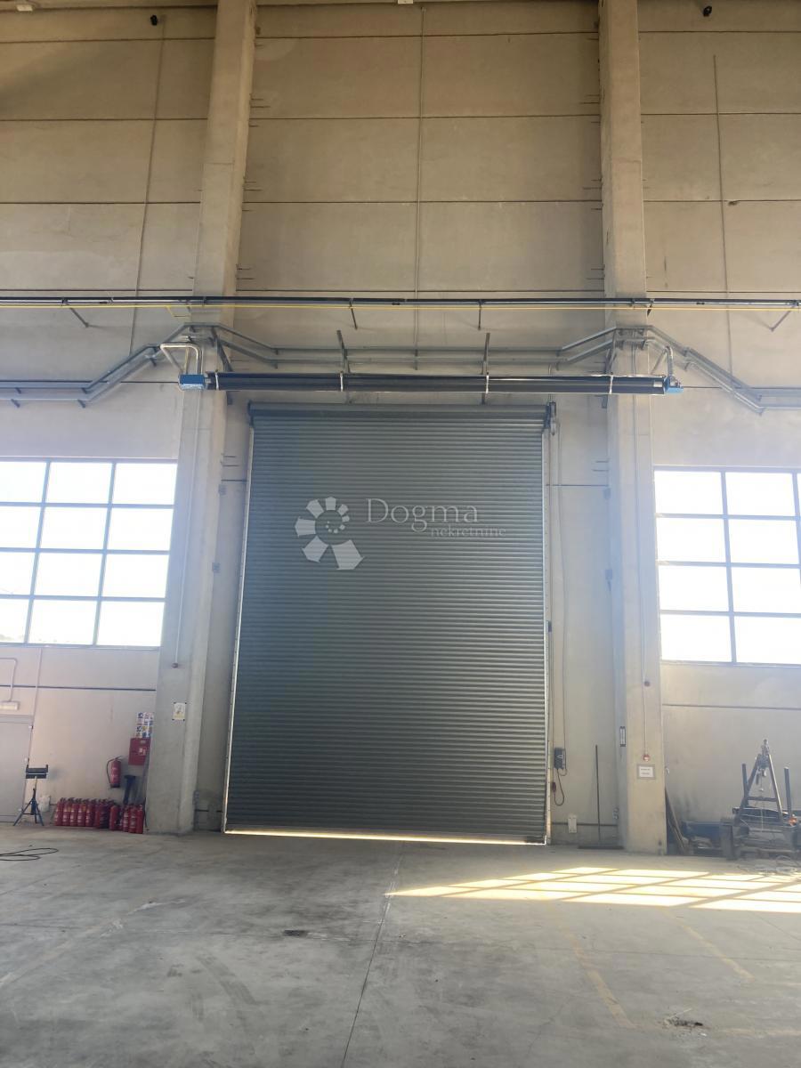 PRODAJAMO - INDUSTRIJSKA HALA Z VELIKO PISARNO - OKOLICA ŠIBENIKA, 3.380m2