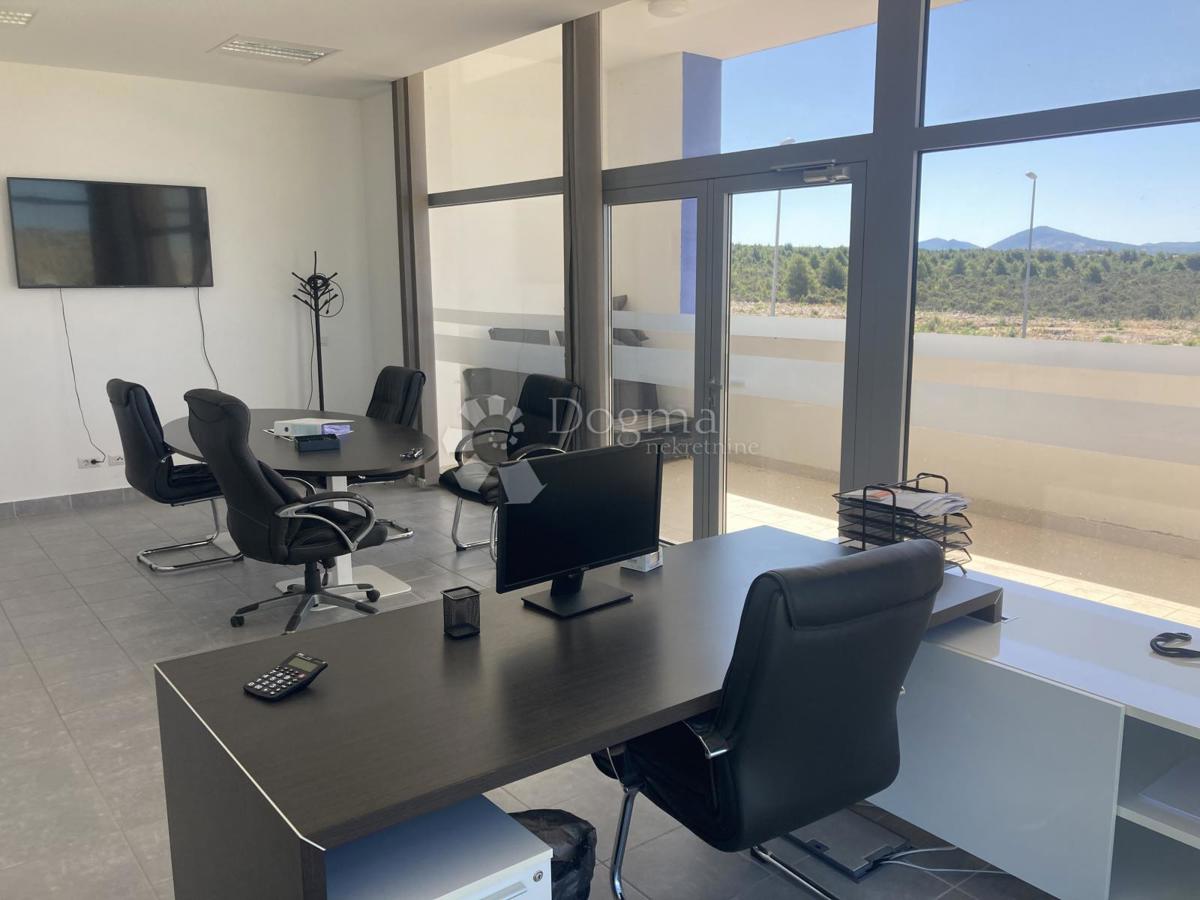 PRODAJAMO - INDUSTRIJSKA HALA Z VELIKO PISARNO - OKOLICA ŠIBENIKA, 3.380m2