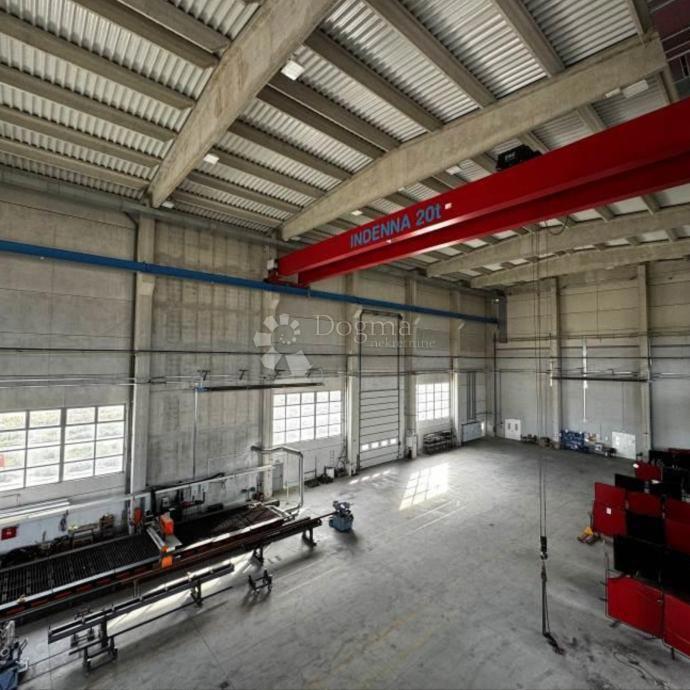 PRODAJAMO - INDUSTRIJSKA HALA Z VELIKO PISARNO - OKOLICA ŠIBENIKA, 3.380m2