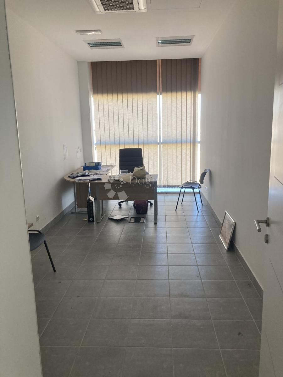 PRODAJAMO - INDUSTRIJSKA HALA Z VELIKO PISARNO - OKOLICA ŠIBENIKA, 3.380m2