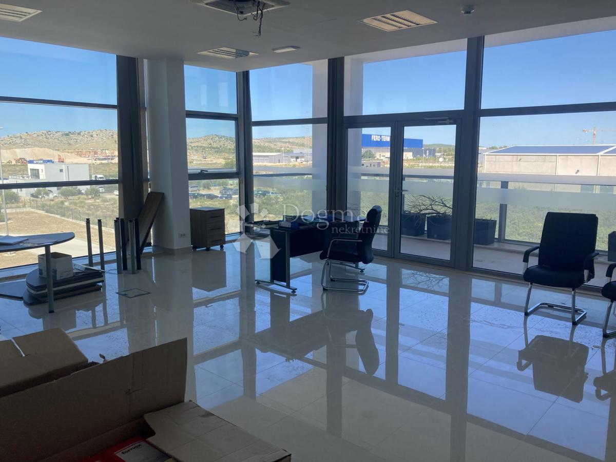 PRODAJAMO - INDUSTRIJSKA HALA Z VELIKO PISARNO - OKOLICA ŠIBENIKA, 3.380m2