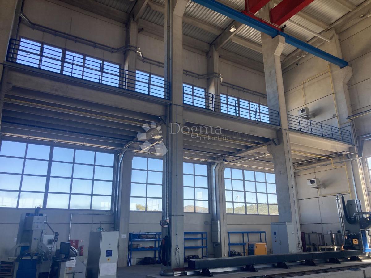 PRODAJAMO - INDUSTRIJSKA HALA Z VELIKO PISARNO - OKOLICA ŠIBENIKA, 3.380m2