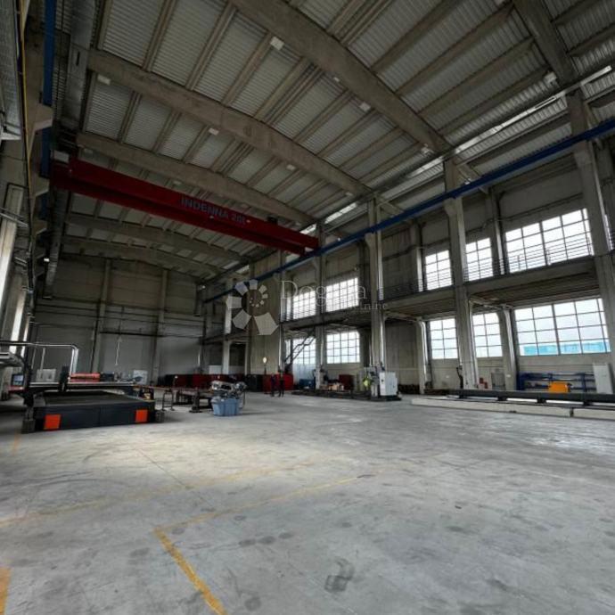 PRODAJAMO - INDUSTRIJSKA HALA Z VELIKO PISARNO - OKOLICA ŠIBENIKA, 3.380m2