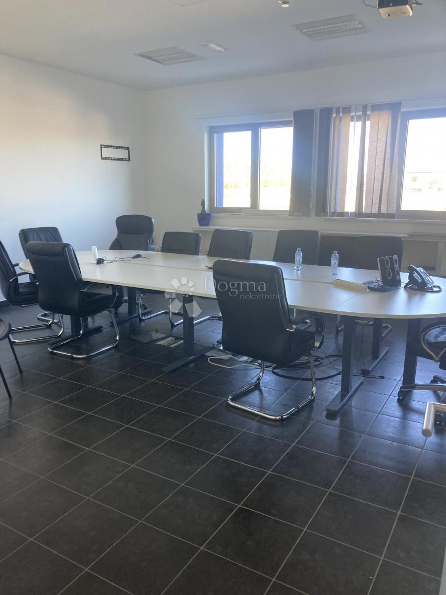 PRODAJAMO - INDUSTRIJSKA HALA Z VELIKO PISARNO - OKOLICA ŠIBENIKA, 3.380m2