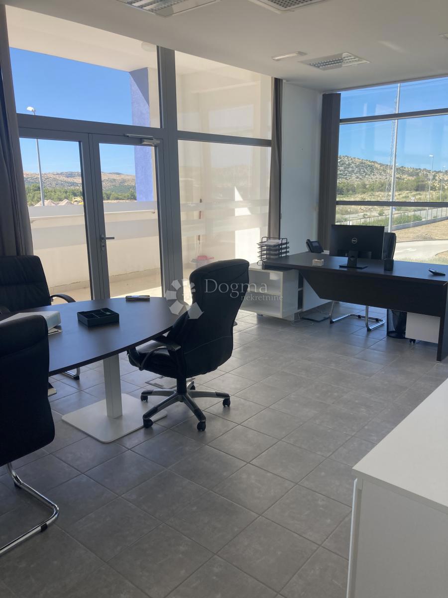 PRODAJAMO - INDUSTRIJSKA HALA Z VELIKO PISARNO - OKOLICA ŠIBENIKA, 3.380m2