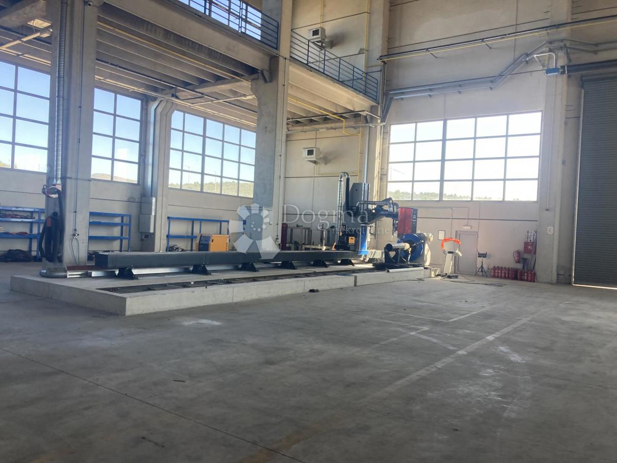PRODAJAMO - INDUSTRIJSKA HALA Z VELIKO PISARNO - OKOLICA ŠIBENIKA, 3.380m2
