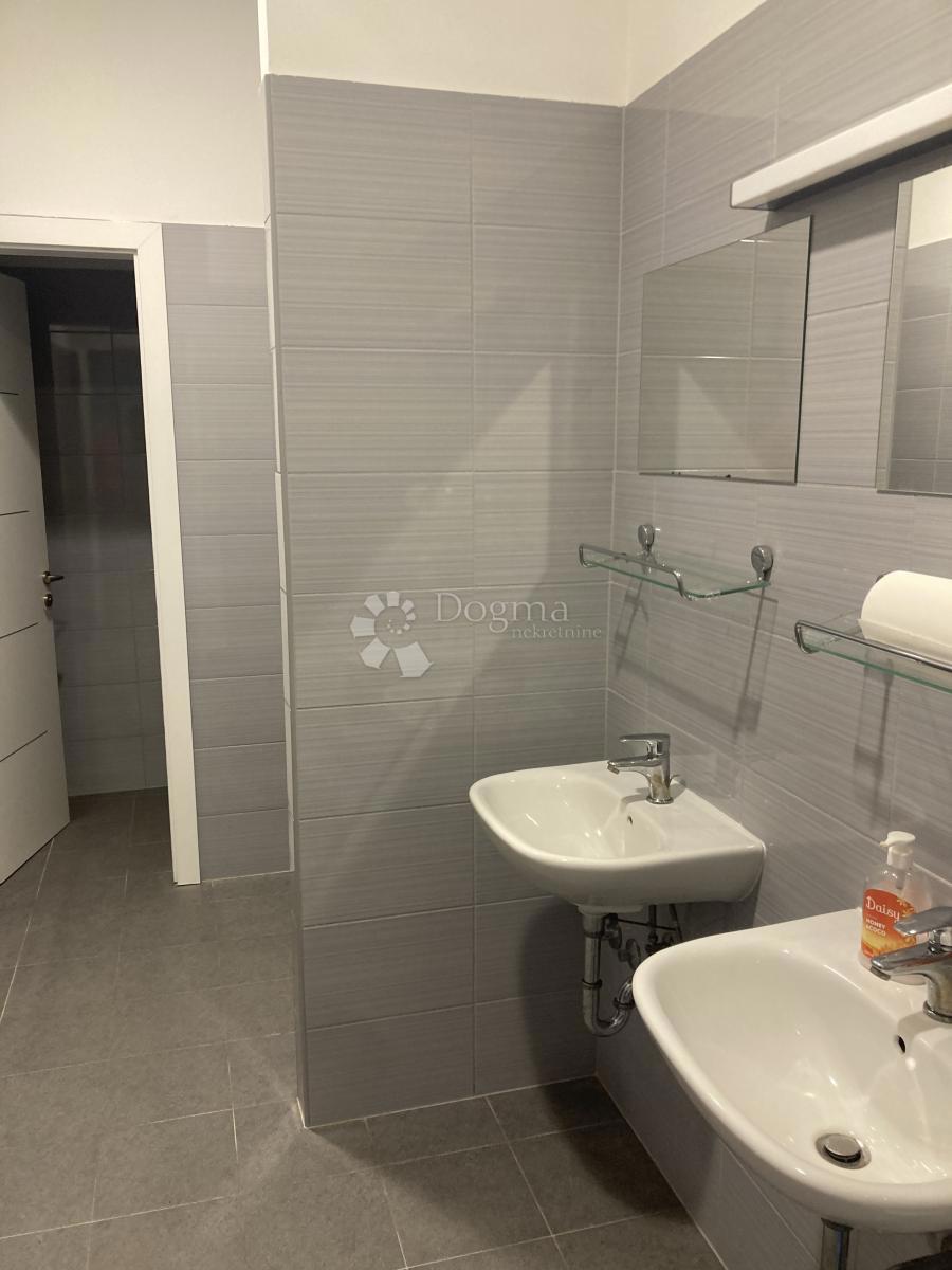 PRODAJAMO - INDUSTRIJSKA HALA Z VELIKO PISARNO - OKOLICA ŠIBENIKA, 3.380m2