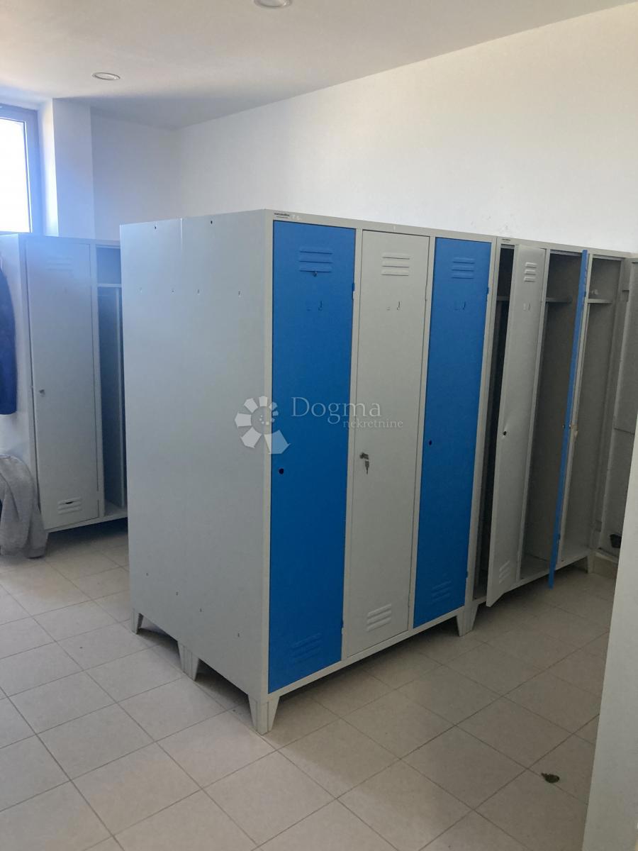 PRODAJAMO - INDUSTRIJSKA HALA Z VELIKO PISARNO - OKOLICA ŠIBENIKA, 3.380m2