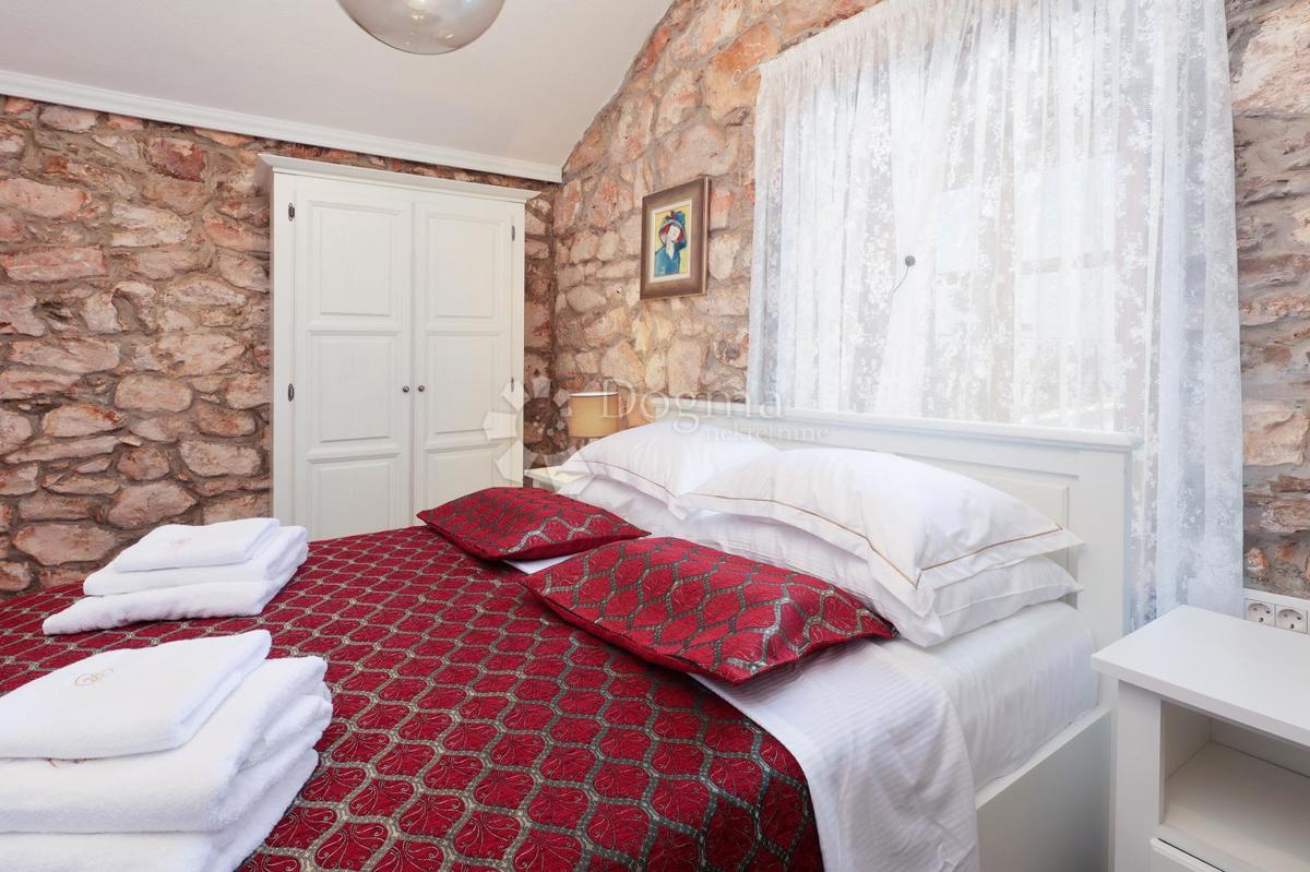 SREDOZEMSKI BISER NA OTOKU MOLATU - DVOJNA HIŠA Z VELIKIM TURISTIČNIM POTENCIALOM