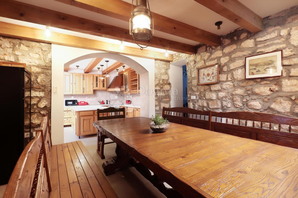 SREDOZEMSKI BISER NA OTOKU MOLATU - DVOJNA HIŠA Z VELIKIM TURISTIČNIM POTENCIALOM