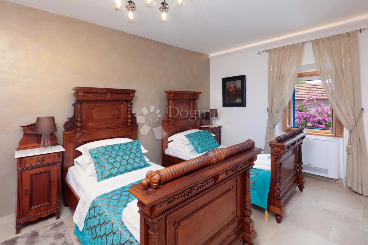 SREDOZEMSKI BISER NA OTOKU MOLATU - DVOJNA HIŠA Z VELIKIM TURISTIČNIM POTENCIALOM